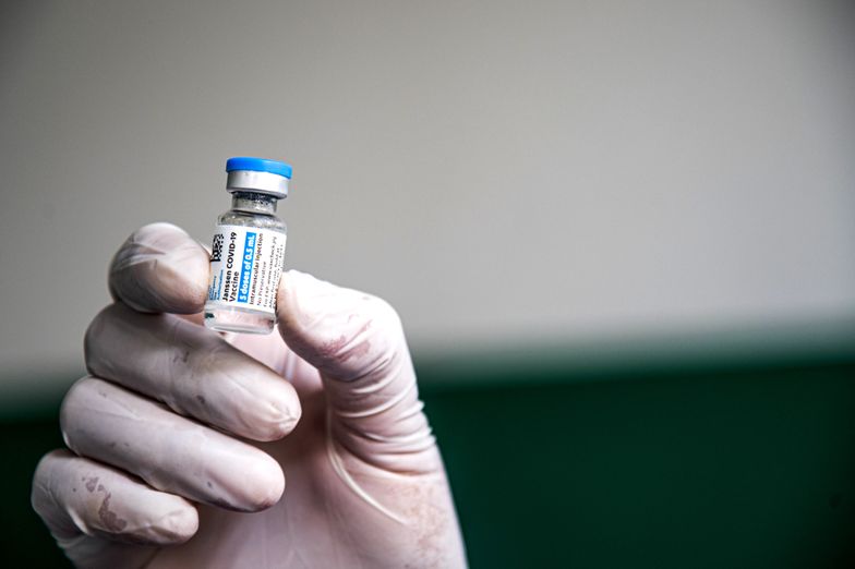Miliony szczepionek przeciw COVID-19 zalega w magazynach. Rząd za to słono płaci