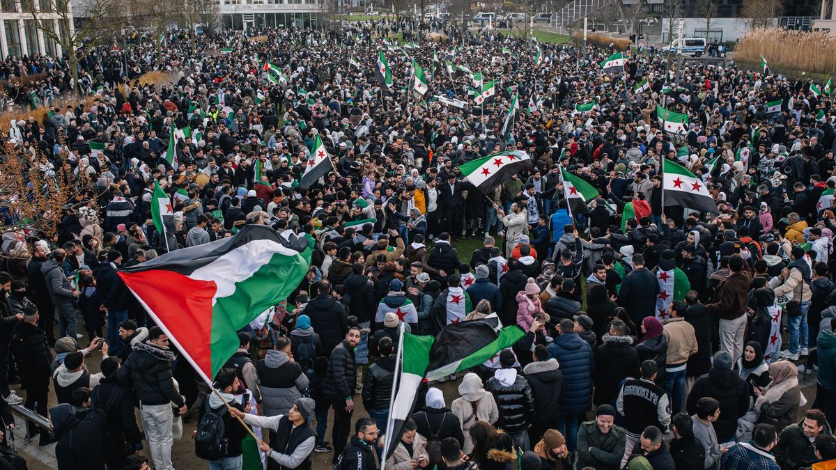 Syryjczycy w Essen świętujący upadek reżimu