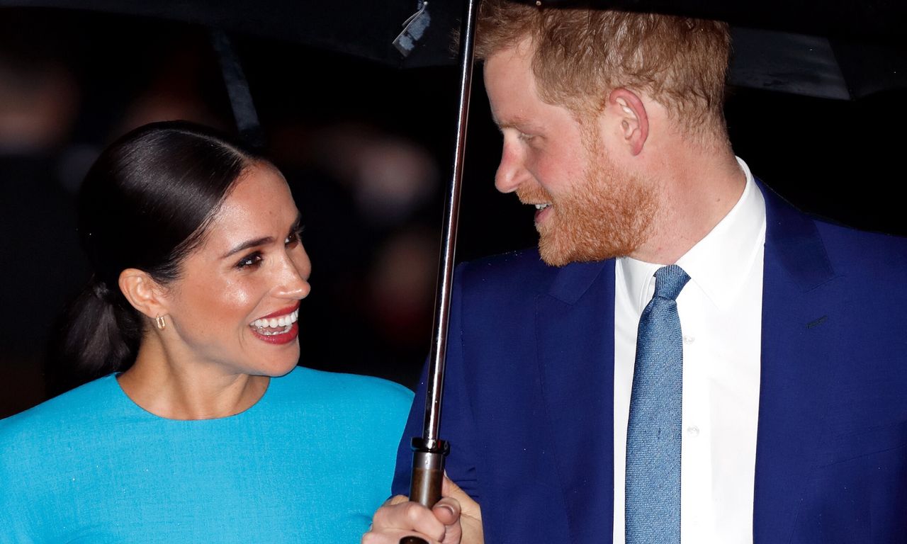 Meghan i książę Harry na spacerze z psami. W oryginalny sposób zakrywają usta i nos