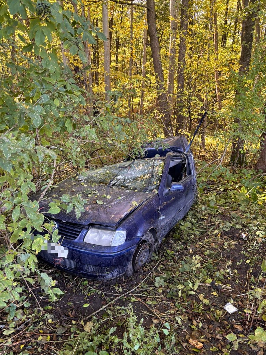 Volkswagen dachował i uderzył w drzewo. 20-latka miała dużo szczęścia (zdjęcia)