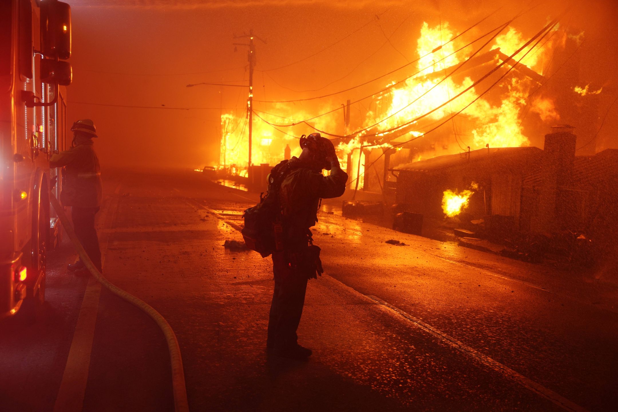 Wildfire forces evacuation of nearly 30,000 people in California
epa11812621 A firefighter reacts as the Palisades wildfire burns multiple structures along the Pacific Coast Highway in Malibu, California, USA, 07 January 2025. California Governor Gavin Newsom declared a state of emergency as about 30,000 people were ordered to evacuate due to a large wildfire called the 'Palisades Fire' in the Palisades that has already burned about 3,000 acres, according to the California Department of Forestry and Fire Protection, CAL FIRE.  EPA/ALLISON DINNER 
Dostawca: PAP/EPA.
ALLISON DINNER
disaster, wildfire, california, fire