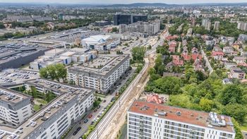 Kraków: Na osiedlu doszło do próby porwania dziecka? "Zaproponowali, żeby wsiadł do samochodu". Policja wyjaśnia