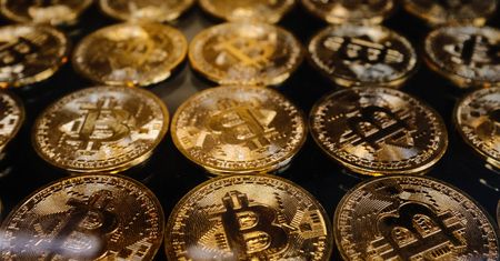 Bitcoin dalej poniżej 22 tys. dolarów. Eksperci polecają Altcoiny