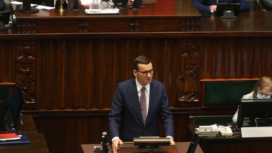 Mateusz MorawieckiWarszawa, 06.09.2021. Premier Mateusz Morawiecki na sali plenarnej Sejmu w Warszawie, 6 bm. Podczas dodatkowego posiedzenia ni�sza izba parlamentu zajmie si� rozporz�dzeniem prezydenta Andrzeja Dudy o wprowadzeniu stanu wyj�tkowego w pasie przygranicznym z Bia�orusi�. (kf) PAP/Albert ZawadaAlbert Zawadakryzys emigracyjny, obrady, parlament, politycy, polityka, posiedzenie Sejmu, pos�owie, rozporz�dzenie o wprowadzeniu stanu wyj�tkowego, Sejm, Sejmu, stan wyj�tkowy, 9, 9., Dziewi�ta, IX kadencja, kadencji, Sala plenarna posiedze� obrad, Sejm RP, pas graniczny, przygraniczny, granicy, polsko bia�oruskiej, polsko-bia�oruskiej