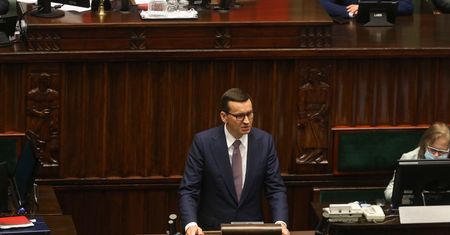 Sejm. Morawiecki o kryzysie na granicy. Mówi o Kaczyńskim
