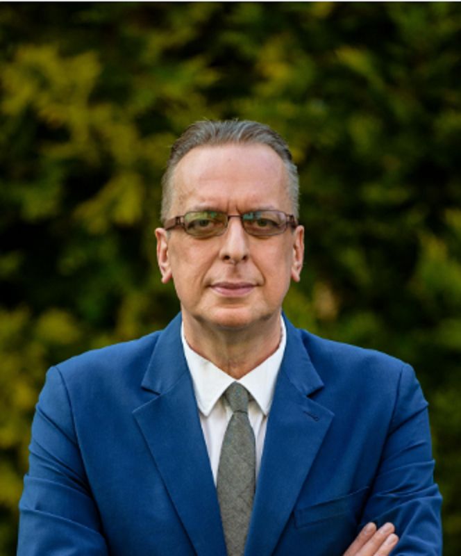 Robert Rutkowski to terapeuta, pedagog i trener umiejętności psychologicznych. Leczy osoby uzależnione od narkotyków, alkoholu, seksu, pracy czy zakupów. Prowadzi warsztaty i szkolenia psychologiczne. Jest autorem książek ”Oswoić narkomana” oraz ”Pułapki przyjemności”. /Materiały własne