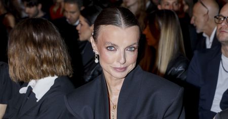 Wyglądała obłędnie. Takie rajstopy to wcale nie faux pas
