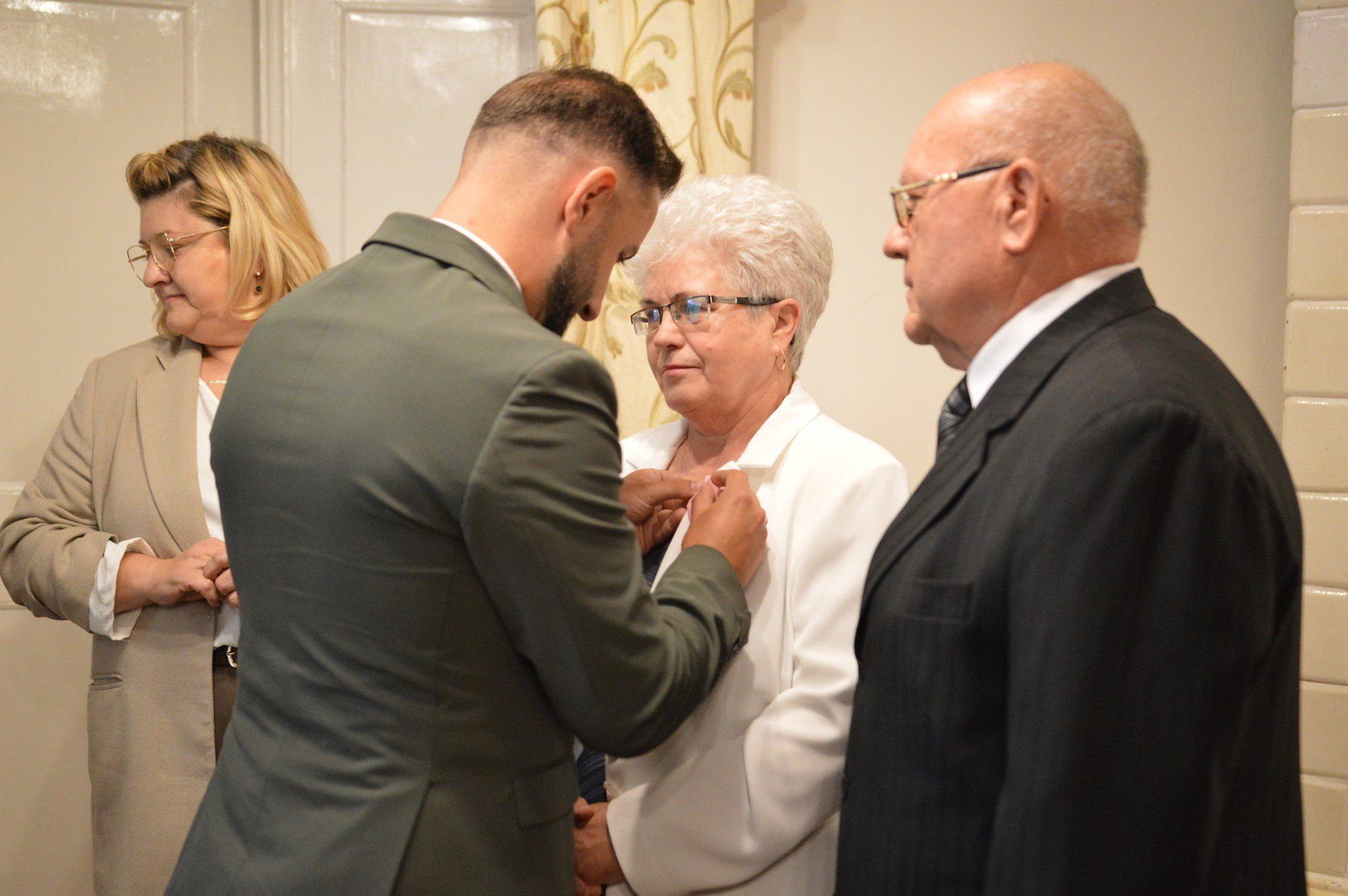 Z jubilatami spotkał się Patryk Marjan - prezydent Bełchatowa, by wręczyć im medale
