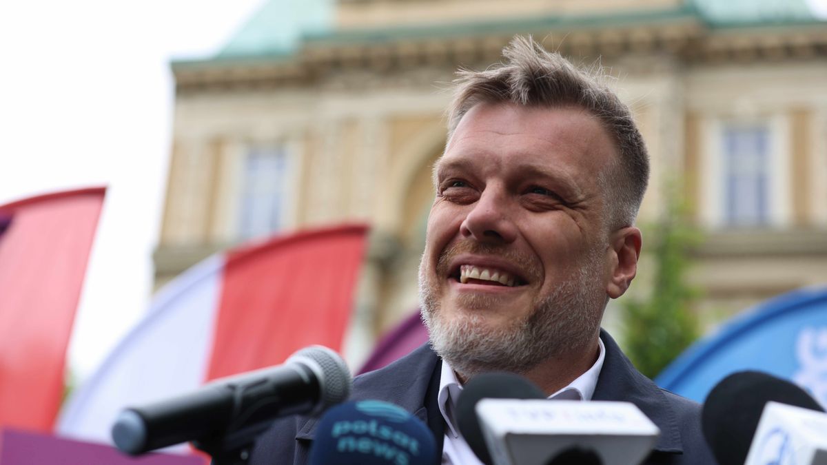 Katowice, 10.05.2025. Wybory Prezydenta RP 2025 - kampania. kandydat Partii Razem na prezydenta Adrian Zandberg podczas otwartego spotkania z wyborcami w Katowicach, 10 bm. (jm) PAP/Kasia Zaremba