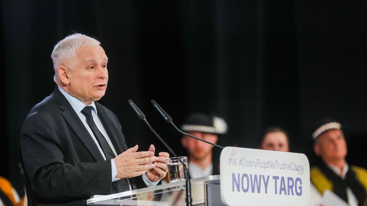 Nowy Targ, 03.09.2022. Prezes Prawa i Sprawiedliwości Jarosław Kaczyński podczas spotkania z mieszkańcami miasta w sali widowiskowej Miejskiego Centrum Kultury w Nowym Targu, 3 bm. (sko) PAP/Grzegorz Momot