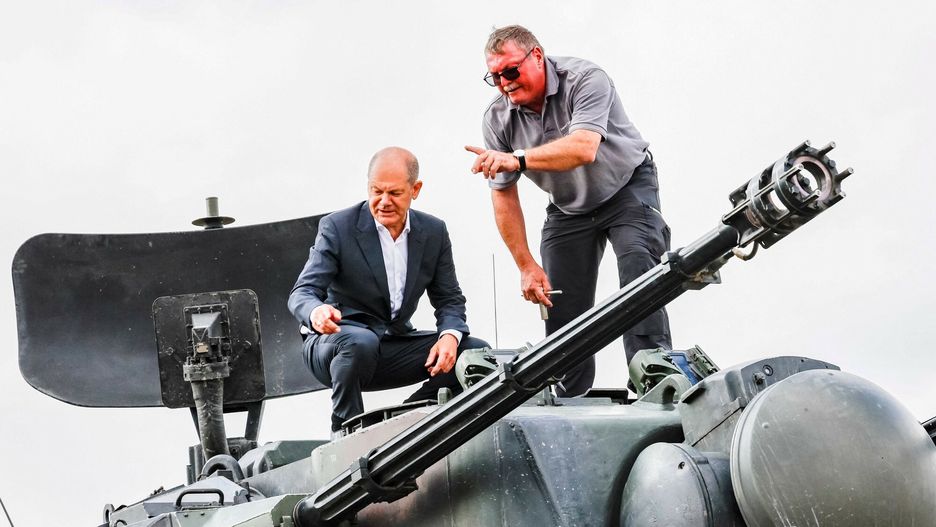 Kanclerz Scholz na czo?gu
German Chancellor Olaf Scholz (L) climbs with head of training at arms manufacturer Krauss-Maffei Juergen Schoch on a German self-propelled anti-aircraft gun Flakpanzer Gepard during a visit of the training program for Ukrainian soldiers on the Gepard anti-aircraft tank in Putlos near Oldenburg, on August 25, 2022. - Scholz meets with soldiers and industrial trainers from the manufacturing company Krauss-Maffei Wegmann at the Putlos military training area in Schleswig-Holstein. (Photo by Axel Heimken / POOL / AFP)
AXEL HEIMKEN