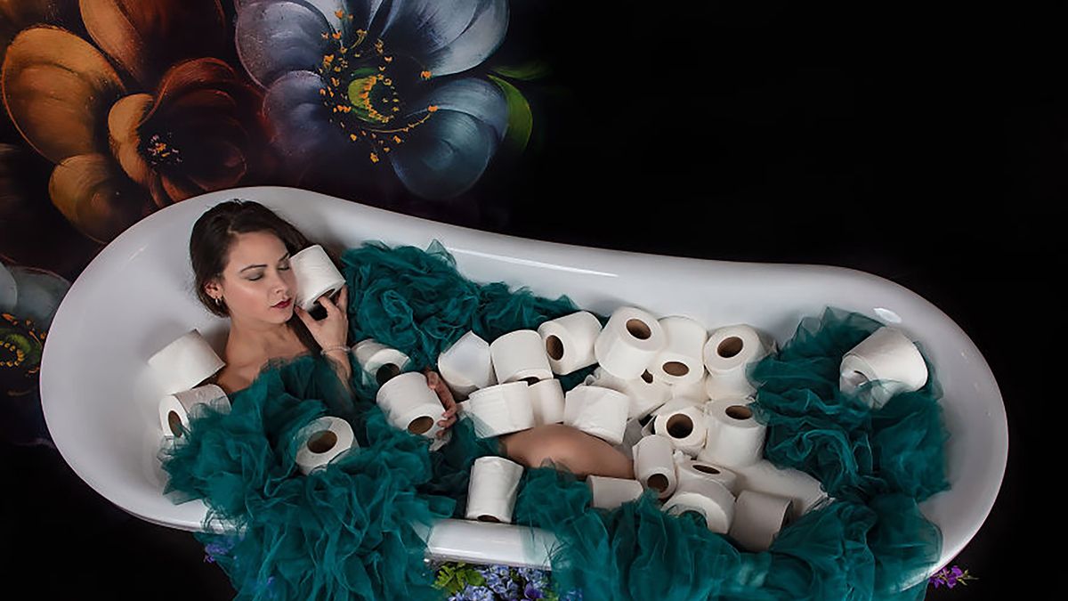 Luksus podczas kwarantanny. Fotografka zrobiła sesję w wannie pełnej… papieru toaletowego! 1