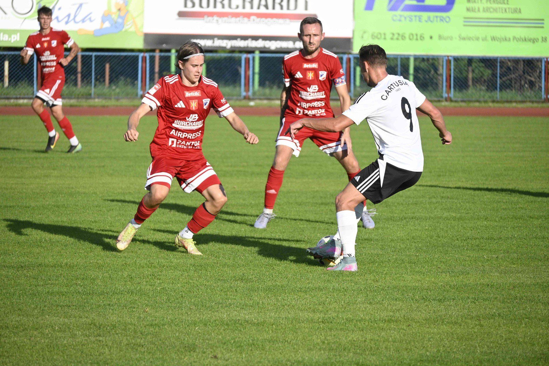 Piłkarze Wdy Świecie (czerwone stroje) przegrali z Cartusią Kartuzy 0:4 (0:2)