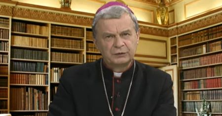 Biskup w telewizji Rydzyka radzi, jak spędzać wakacje. "Dobry moment"