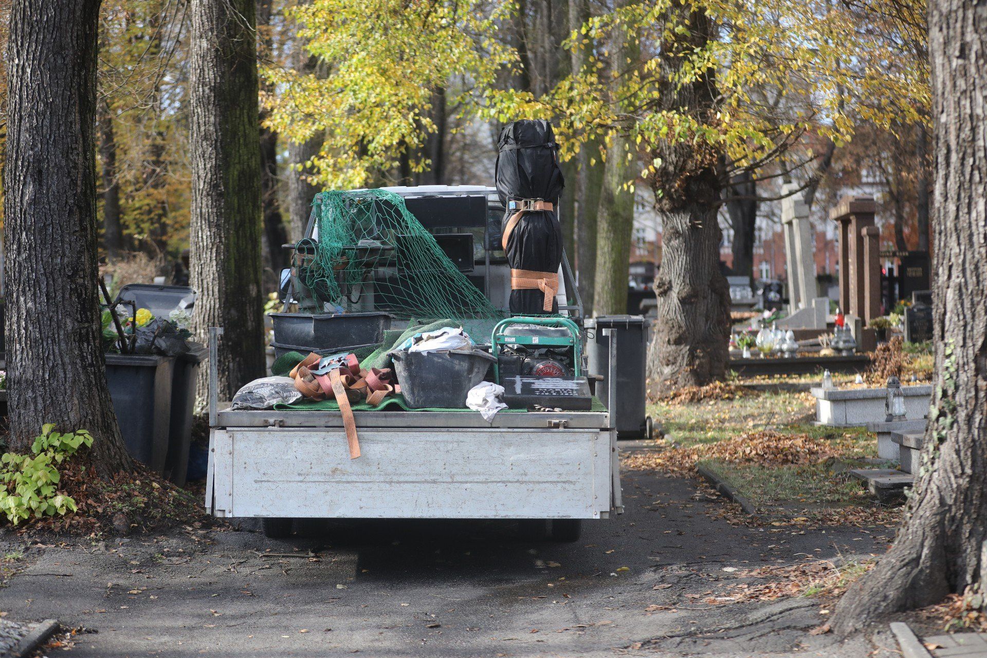 Wszystkich Świętych 2025: Mieszkańcy Katowic sprzątają groby