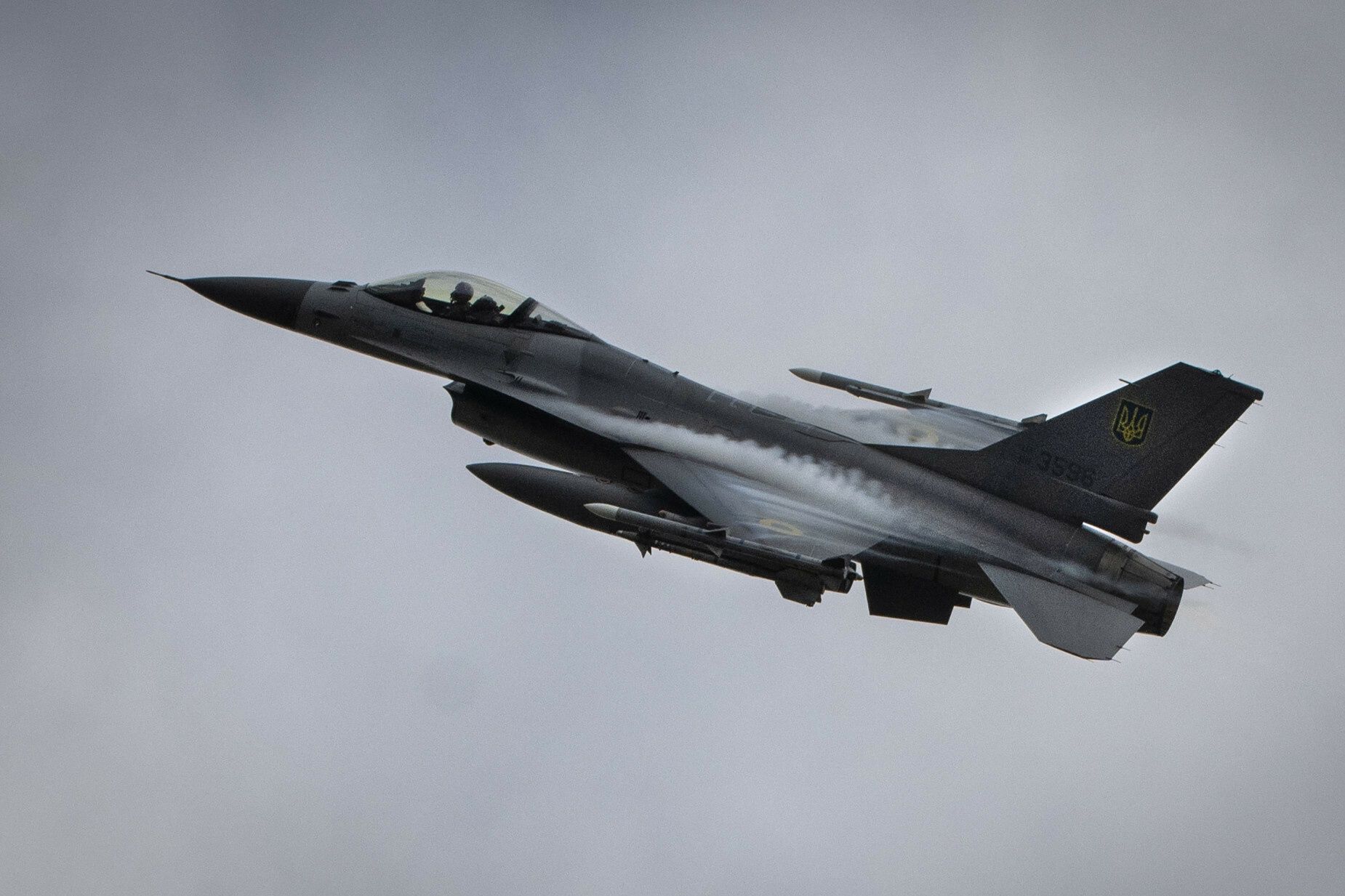 Ukraiński F-16 rozbił się w misji – pilot przeżył, przyczyny w badaniu