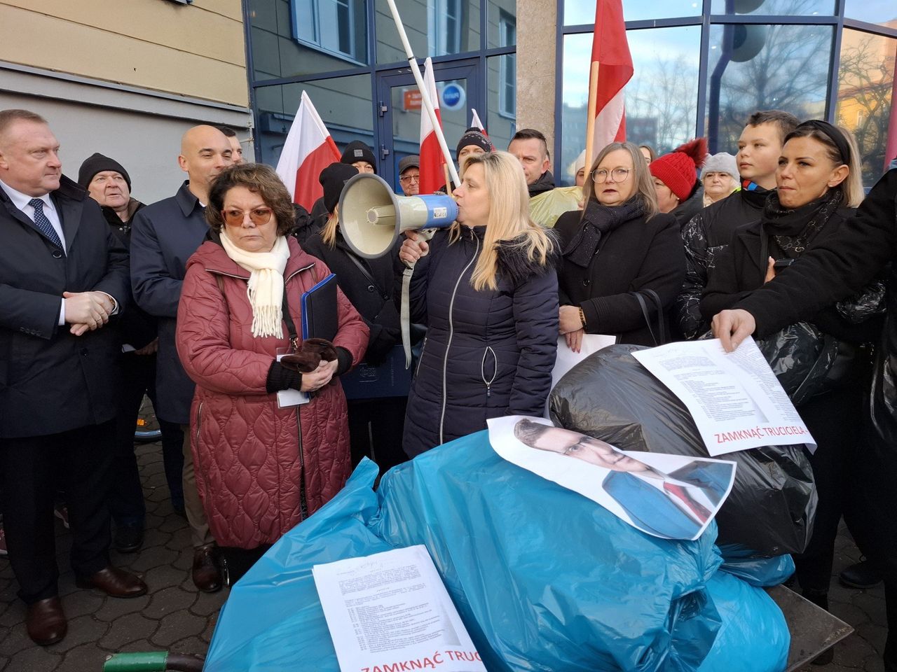Śląskie: Mieszkańcy Poczesnej protestują. Taczka dla prezydenta