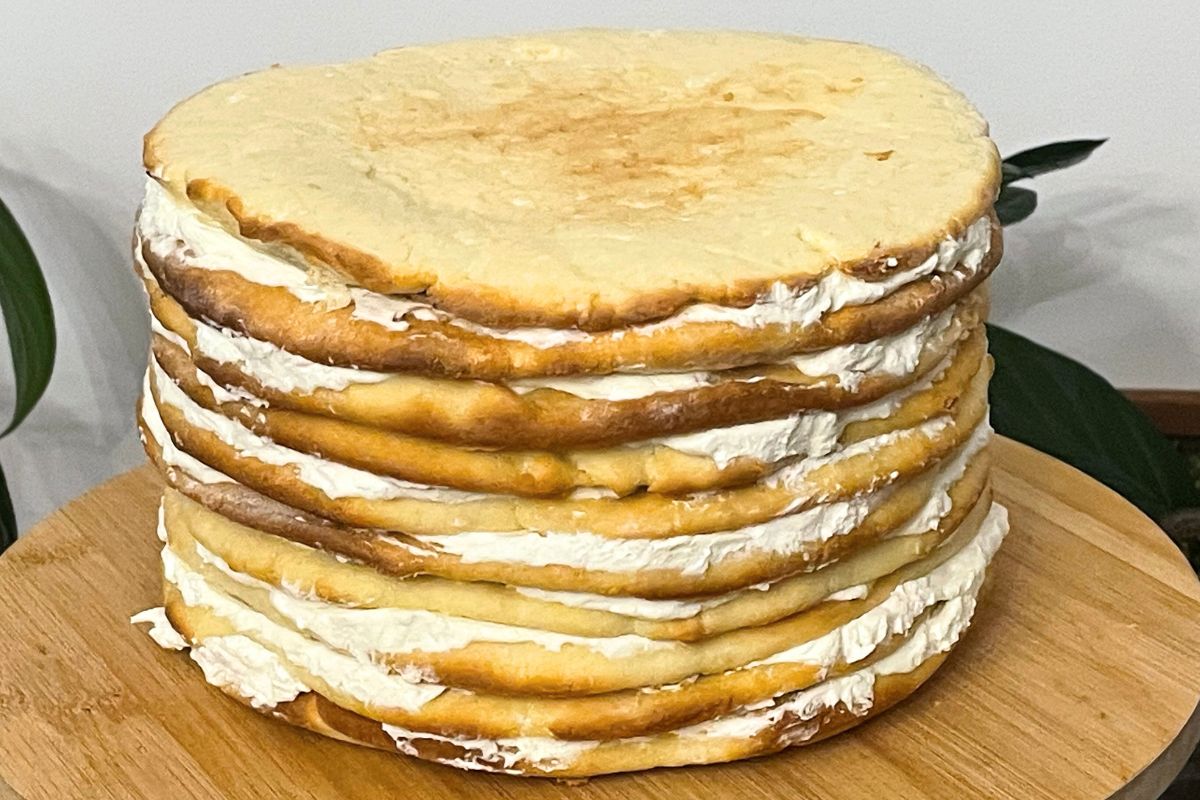 Piekę placki z twarogu i przekładam kremem. Nikt nie powie, że tort to tylko puste kalorie