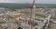 Największy na świecie dźwig w inwestycji Azotów. Blisko 100-metrowa kolumna z gazem już stoi
