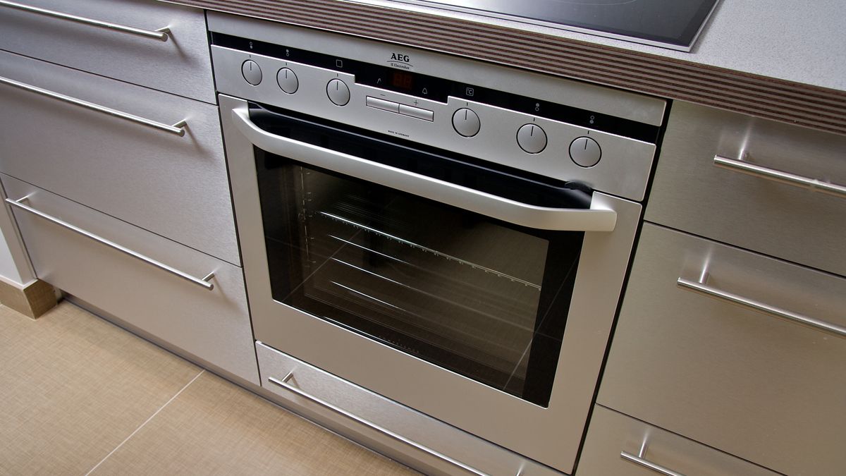 Do czego służy szuflada pod piekarnikiem?