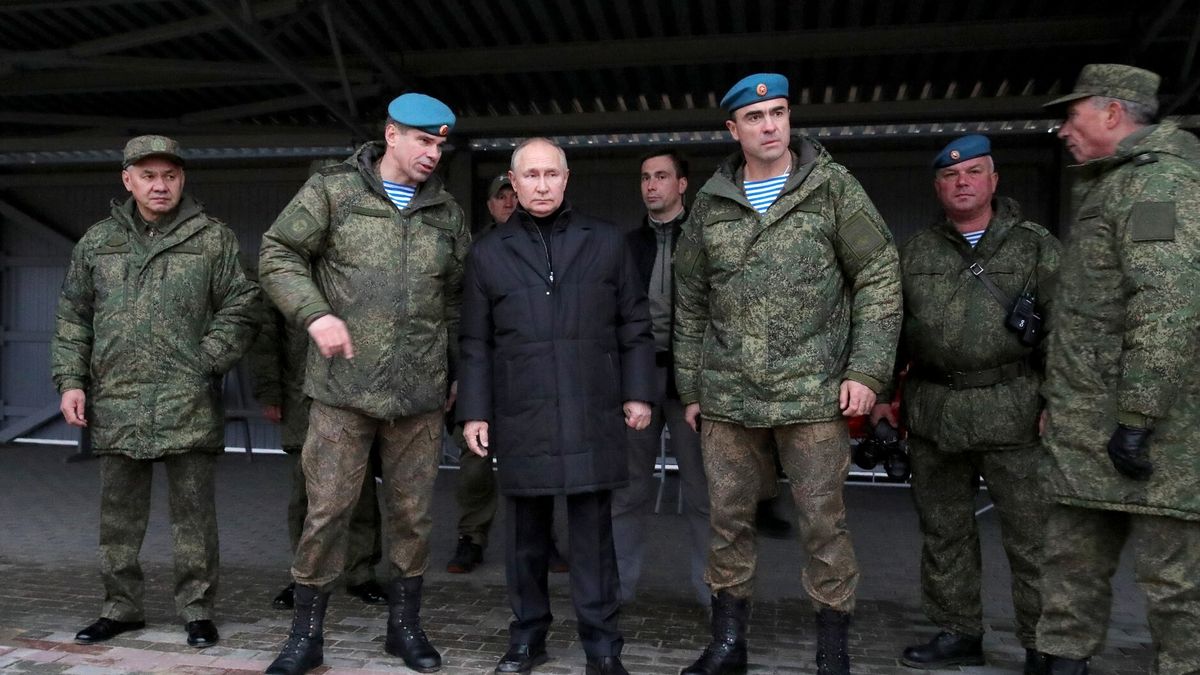 RYAZAN, RUSSIA - OCTOBER 20: (---EDITORIAL USE ONLY - MANDATORY CREDIT - "KREMLIN PRESS OFFICE / HANDOUT" - NO MARKETING NO ADVERTISING CAMPAIGNS - DISTRIBUTED AS A SERVICE TO CLIENTS----) Russian President Vladimir Putin inspects a training ground in the Ryazan region for recruits who were summoned into military service under a partial mobilization, in Ryazan, Russia on October 20, 2022. Putin checked the readiness of those going to the combat zone and issues of forming new units, said a statement. (Photo by Kremlin Press Office/Handout/Anadolu Agency via Getty Images)