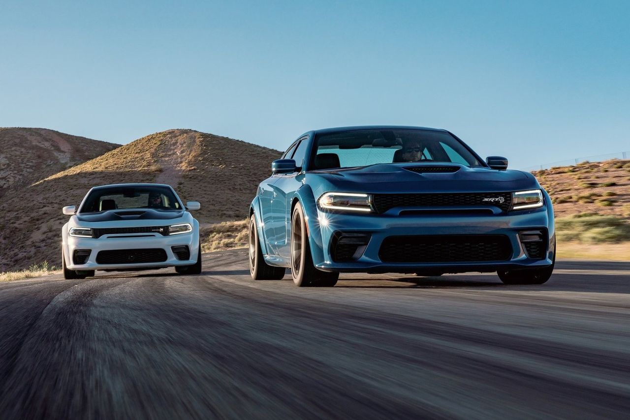 Biały Dodge Charger R/T Scat Pack i niebieski SRT Hellcat Widebody... kto o nich nie marzy?