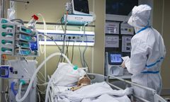 Delta groźniejsza od Omikronu? Badania brytyjskich naukowców