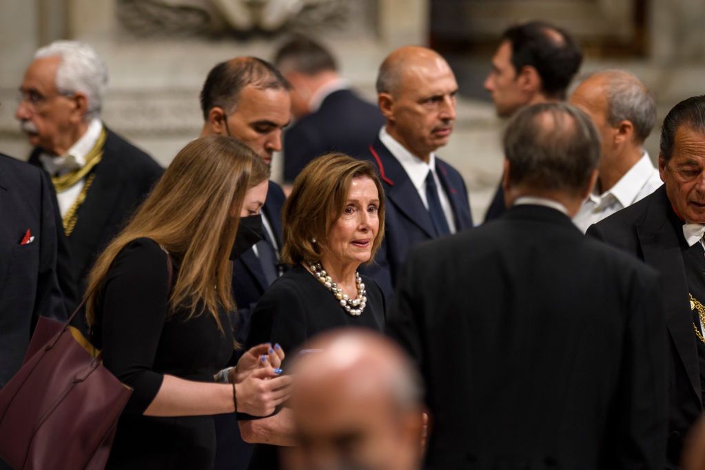 Pelosi przyjęła komunię mimo zakazu. "Kapłan mógł nie wiedzieć"