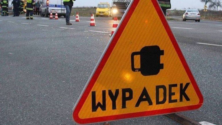 W Zdrojewie w powiecie świeckim samochód osobowy wypadł z jezdni i dachował.