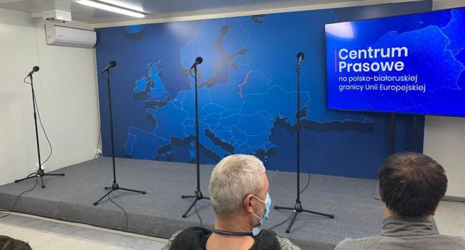 Pierwszy dzień pracy centrum prasowego przy granicy. „Mało miejsca, na ekranie TVP Info”