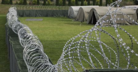 SMS do migrantów. Kamiński podał treść