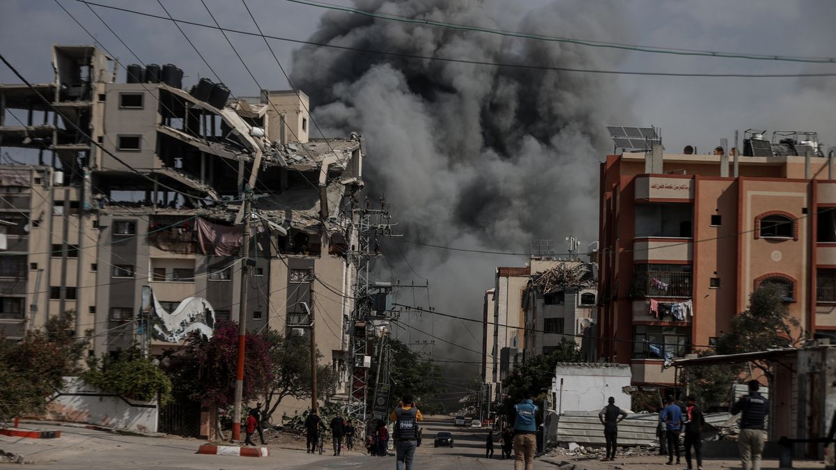 GAZA CITY, GAZA - NOVEMBER 01: Palestinians migrate to areas they thought were safe with the belongings they could take with them after Israel's intense attacks on the Nuseirat Refugee Camp as smokes rise among the residential areas in Gaza City, Gaza on November 01, 2024. (Photo by Ali Jadallah/Anadolu via Getty Images)