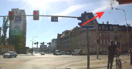 Legnica: Tynk spadł na głowę przechodnia. Wszystko uchwyciła kamera