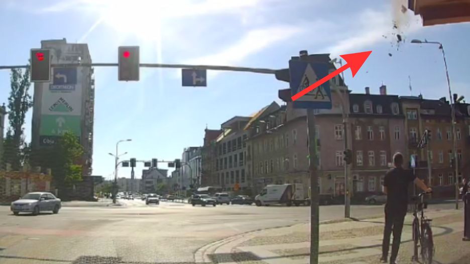 W Legnicy z jednej z kamienic oderwały się kawałki tynku i spadły na przechodnia