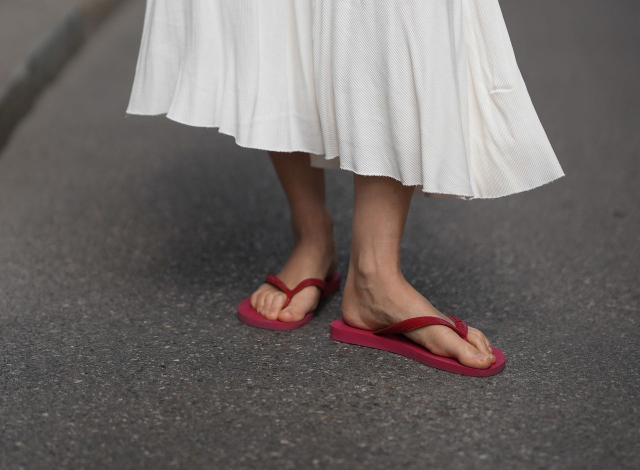 Czerwone japonki to trendujące buty na lato 2026