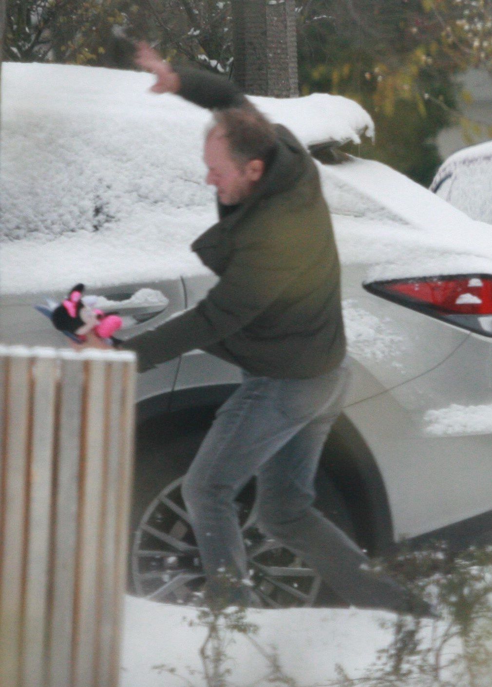 Donald Tusk przyłapany w drodze do auta. Był o krok od upadku!