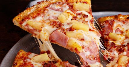 Włosi rwą włosy z głowy na widok "pizzy grozy". Jest serwowana na całym świecie