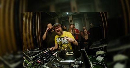 Night Dance Party z DJ Krzaku. Mistrz konsoli w akcji