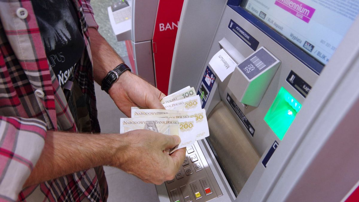 Stock Marek Bazak
Fot. Zofia i Marek Bazak/East News,
N/z mezczyzna wyplaca pieniadze z bankomatu.
ZOFIA BAZAK