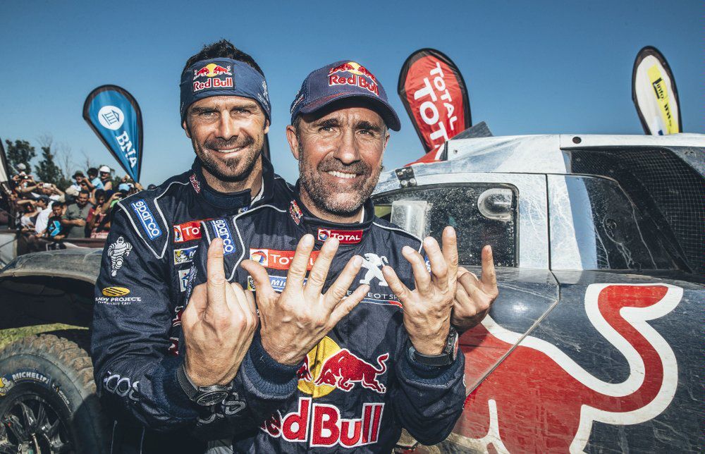 Peterhansel nie ma tylu palców u obu rąk co zwycięstw w Dakarze. Ciekawe czy Loeb pozwoli mu wygrać tyle razy w Dakarze, co on sam w WRC.