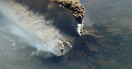 Etna wciąż rośnie. Aktywny wulkan zyskał kilkadziesiąt centymetrów