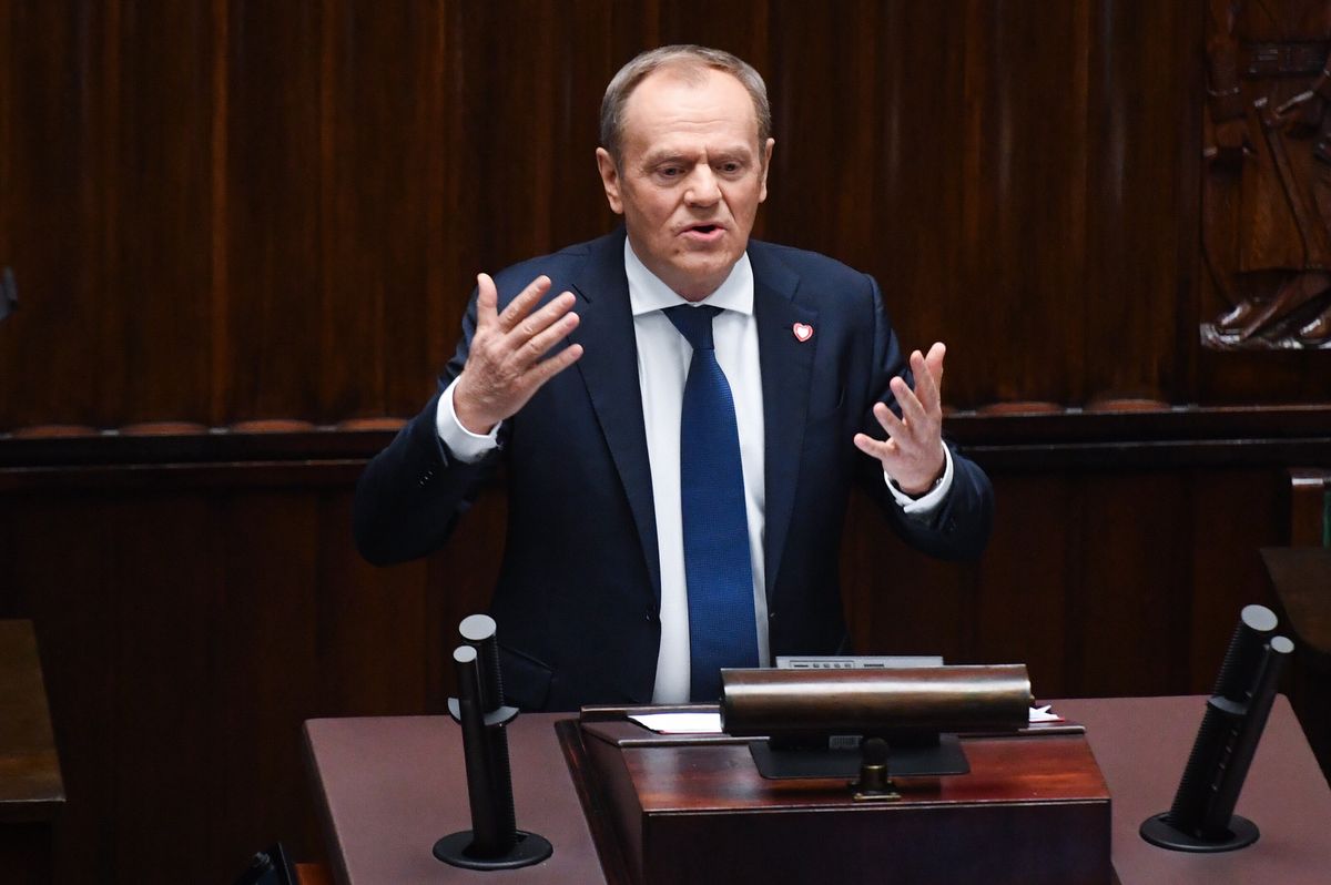 Premier Donald Tusk na sali obrad Sejmu w Warszawie, 