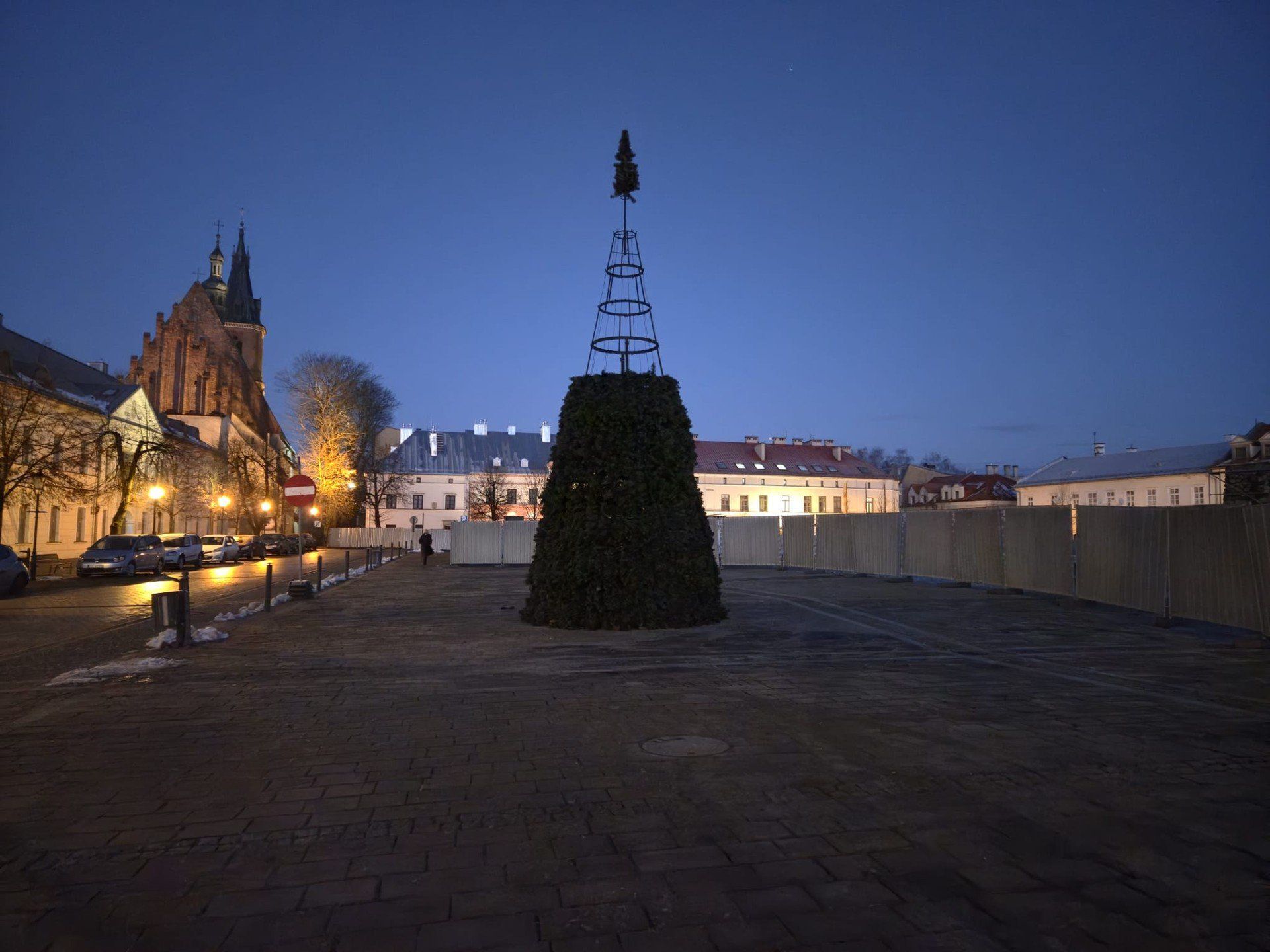 Coraz bliżej święta. Na rynku w Olkuszu trwa montaż choinki