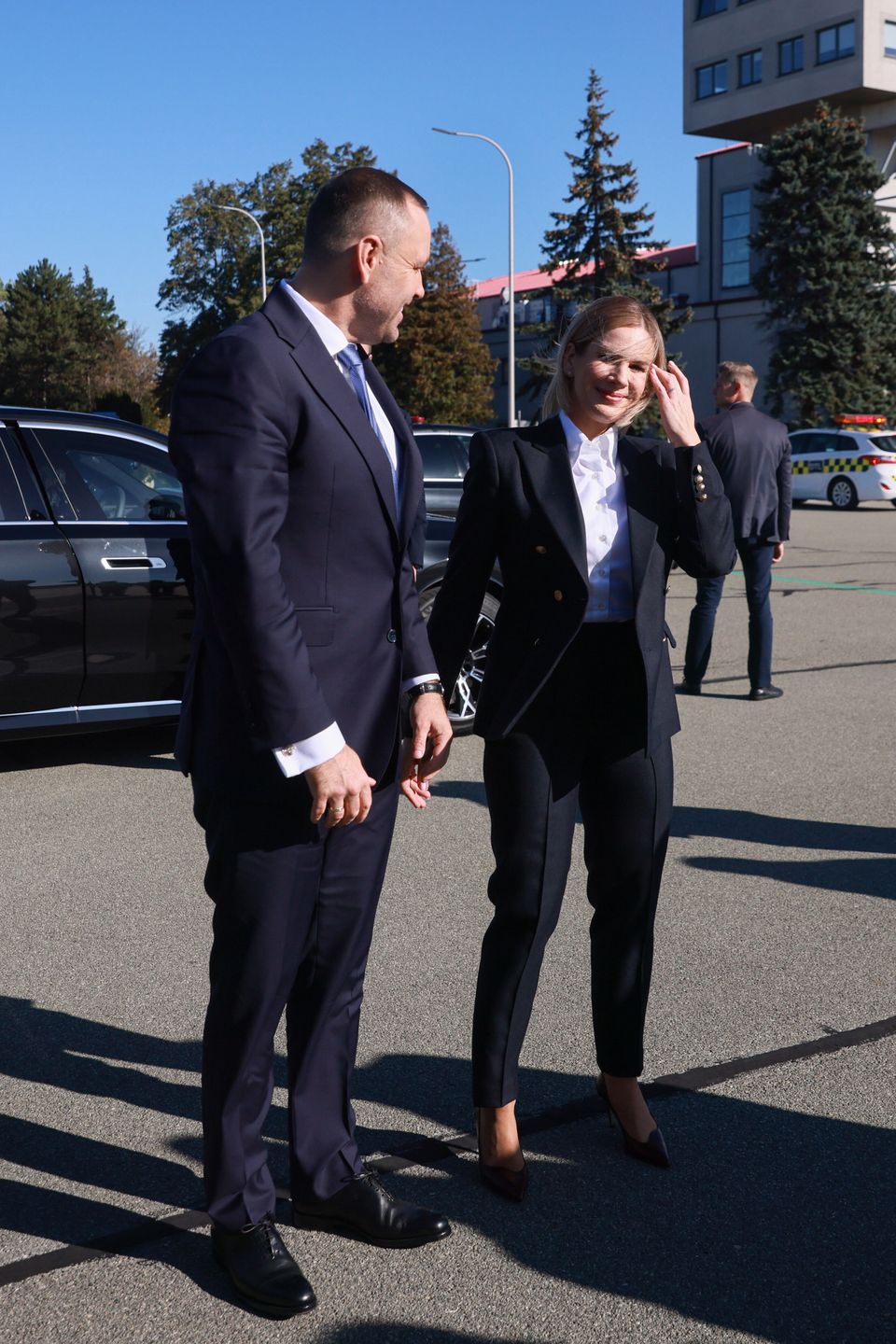 Warszawa, 20.09.2025. Prezydent RP Karol Nawrocki (L) i perwsza dama Marta Nawrocka (C) na warszawskim lotnisku, 20 bm. Prezydent Karol Nawrocki udaje się z wizytą do USA wz. z udziałem w debacie generalnej 80. Sesji Zgromadzenia Ogólnego ONZ. (sko) PAP/Leszek Szymański