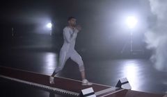 Strój sportowy z materiału na prezerwatywy w reklamach Skyn (wideo)