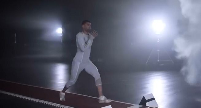 Strój sportowy z materiału na prezerwatywy w reklamach Skyn (wideo)