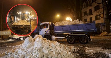 Absurdalne sceny w Zakopanem. Ciężarówki wywożą śnieg nocami