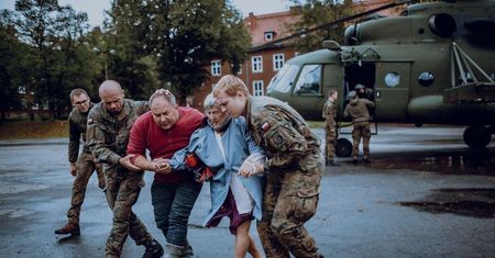 Śmigłowce ewakuują ludność z Kotliny Kłodzkiej. Kosiniak-Kamysz: Nurt nie pozwala użyć transporterów