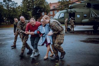 Śmigłowce ewakuują ludność z Kotliny Kłodzkiej. Kosiniak-Kamysz: Nurt nie pozwala użyć transporterów