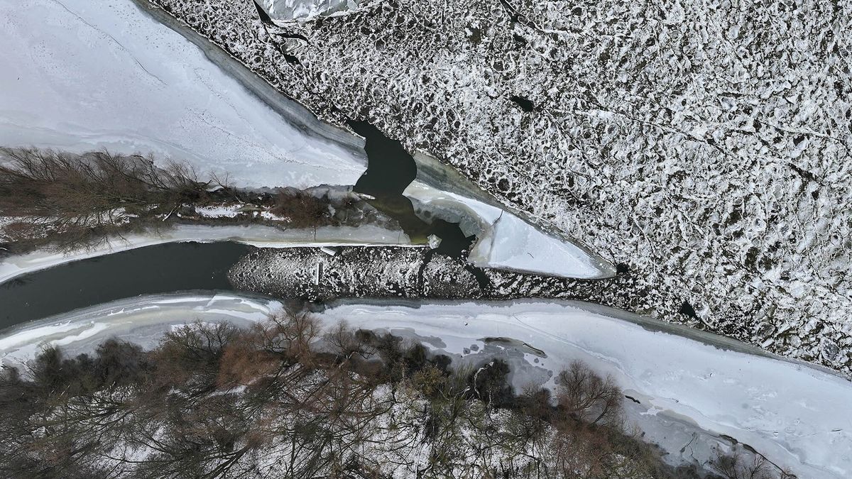 Toruń, 06.02.2026. Zator lodowy na Wiśle przy ujściu rzeki Drwęcy w Toruniu, 6 bm. W związku z zatorem i zjawiskiem cofki rzeka rozlewa się na okoliczne łąki. (amb) PAP/Tomasz Więcławski